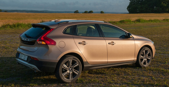 Volvo v40 cross country отзывы