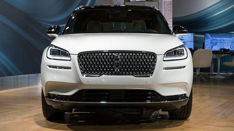 Lincoln Corsair вид спереди