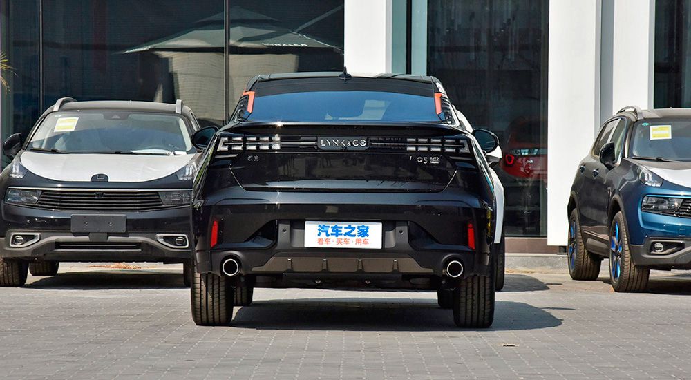 Lynk & Co 05 вид сзади