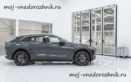 Aston Martin DBX вид сбоку