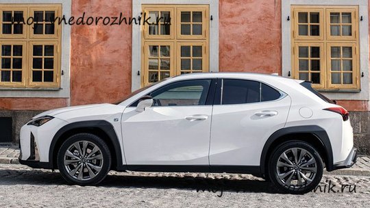 Lexus UX 2019 вид сбоку