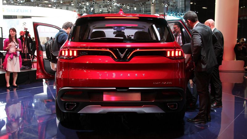 ВинФаст Lux SA2.0 вид сзади