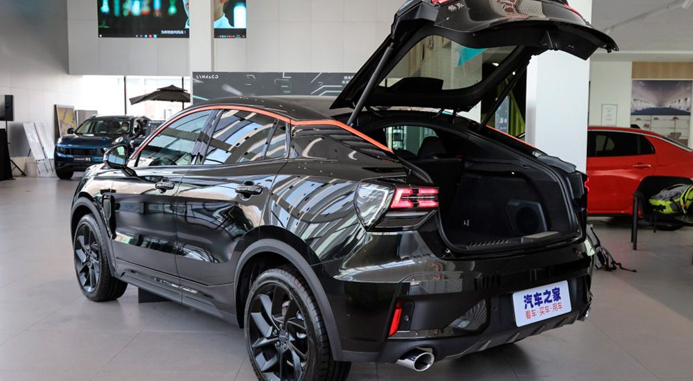Lynk & Co 05 с поднятым багажником
