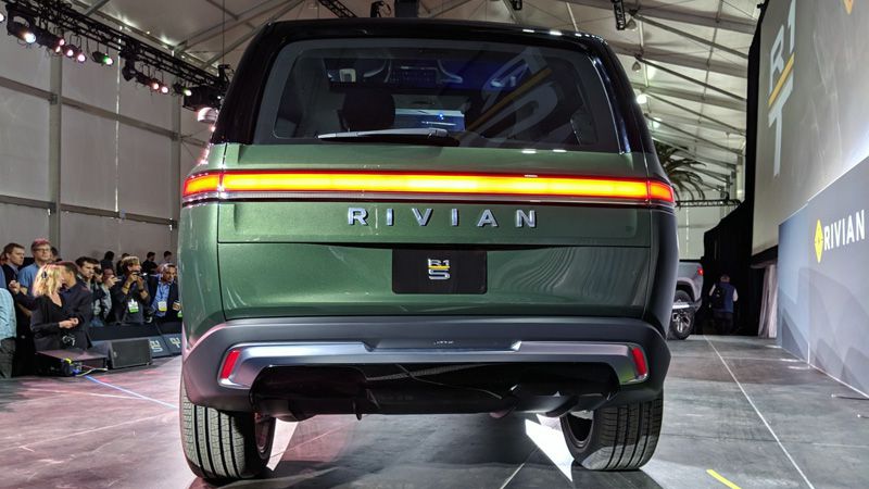 Rivian R1S вид сзади