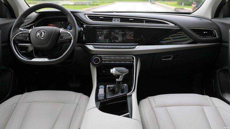 Салон нового кроссовера Dongfeng AX7 2018