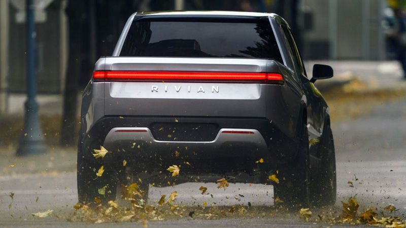 Rivian R1T вид сзади